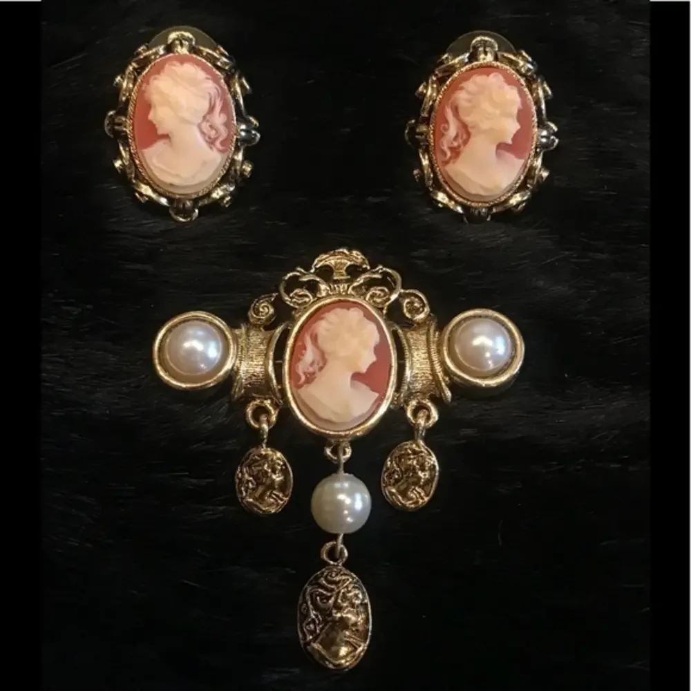 3 piece  CAMEO VINTAGE‎ SET Brooch and Earring  Set of 3